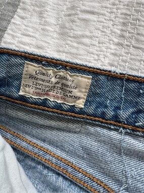 Levi's Light Blue High-Rise Women's Jeans with Contrast Stitching